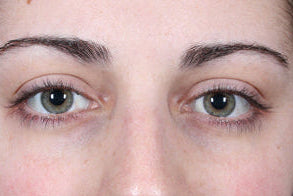 Dunne wimpers voor gebruik van Lunevie wimperserum