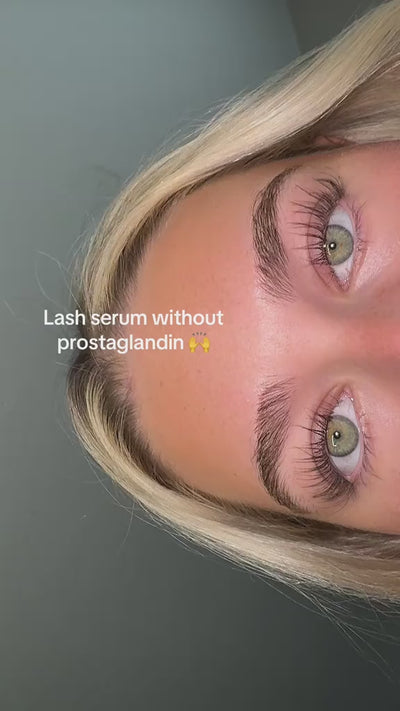 Vrouw toont resultaat van Lunevie wimperserum na 4 weken gebruik